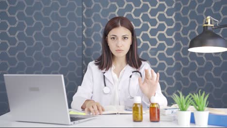 mujer doctor, una severa advertencia.