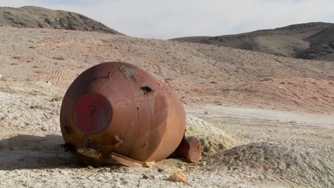 Lo-Que-Parece-Una-Vieja-Cápsula-Espacial-Se-Ha-Estrellado-En-El-Desierto-1