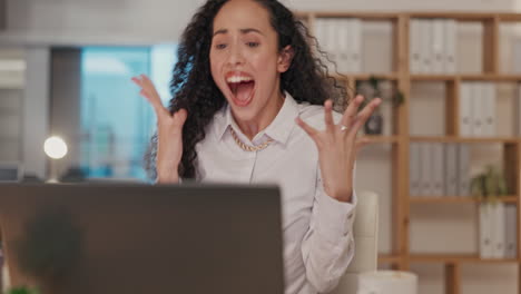 celebración, ganadora y mujer de negocios con computadora portátil