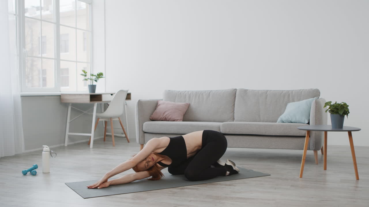 mujer haciendo ejercicios de estiramiento en casa