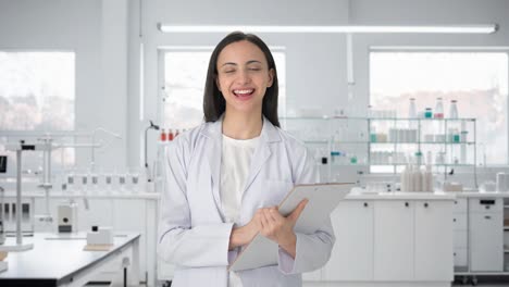 feliz científica india sonriendo y hablando con la cámara
