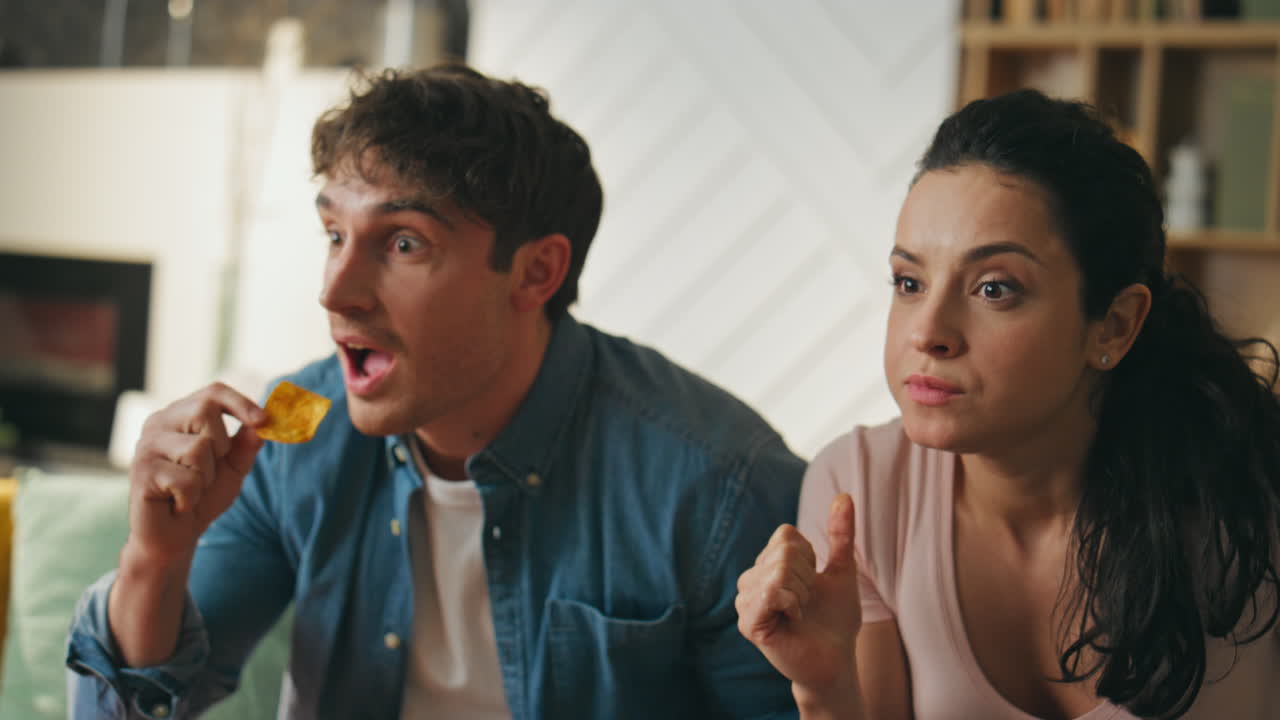 entusiastas aficionados al deporte viendo el partido de fútbol juntos con bocadillos bebidas de cerca.