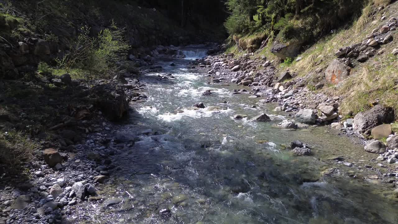 Vista aerea di un fiume nella natura austriaca circondato da boschi e paesaggio montano