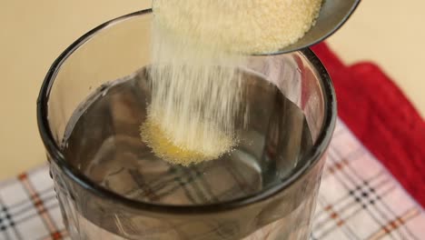 disolver el polvo de limón o la yema de huevo en agua