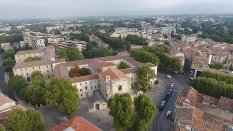 Antiguo-Edificio-Histórico-Con-Un-Moderno-Tranvía-En-Montpellier.-Dron-Aéreo