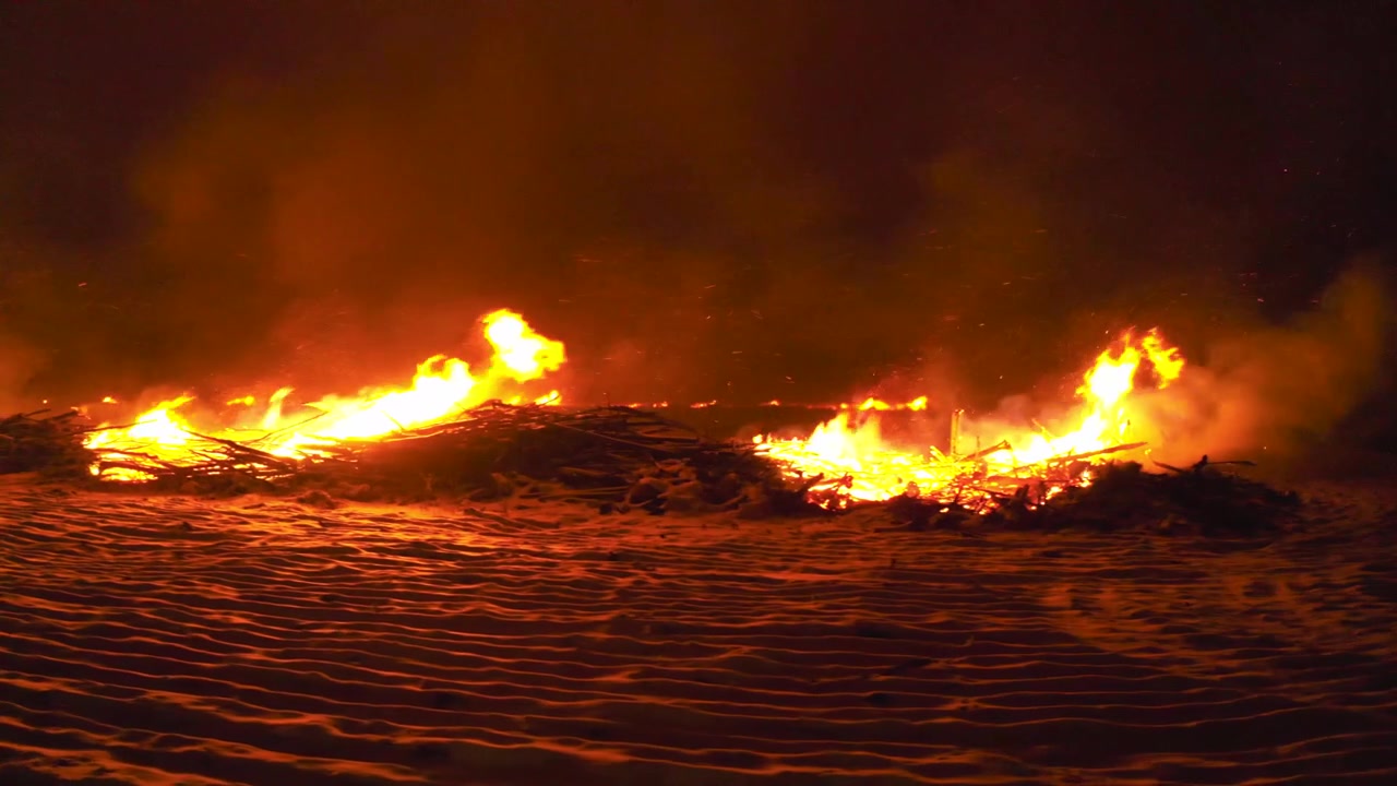 Proses pembuatan lahan pertanian membutuhkan pembersihan semak belukar dan pengolahan tanah. Setelah semak belukar ditebang, bagian yang baik digunakan untuk kayu bakar dan sisanya dibakar untuk memberi ruang bagi tanaman