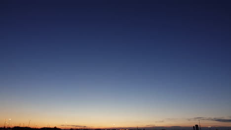 Dämmerungshimmel-Nach-Sonnenuntergang-über-Der-Landschaft
