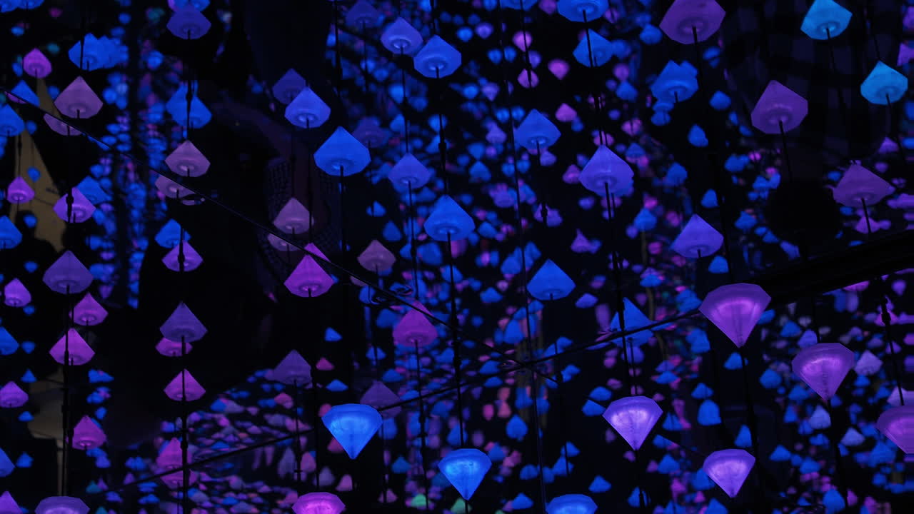 몰입하는 파란색과 보라색 빛 설치