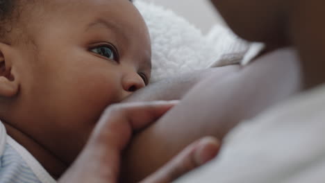 Madre-Amamantando-A-Un-Bebé-En-Casa-Mamá-Amamantando-A-Un-Bebé-Alimentando-A-Un-Niño-Amamantando-Leche-Del-Seno-Maternidad-Atención-De-Maternidad