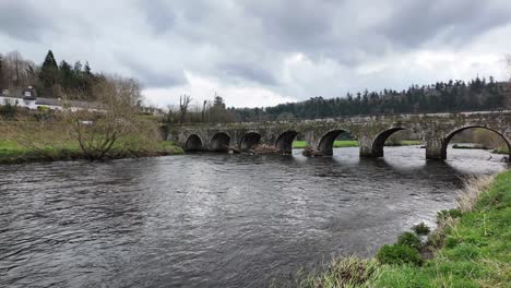 fuerte flujo del río nore en el puente inistioge a principios de la mañana de primavera