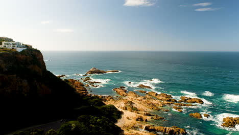 Vista-Escénica-Sobre-La-Costa-Y-El-Océano-Desde-Knysna-Heads,-Viaje-Por-La-Ruta-Del-Jardín