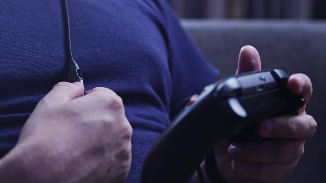 비디오 게임을 하기 위해 조이스틱을 들고 있는 손
