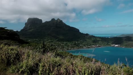 isla tropical de moorea con vistas espectaculares sobre los altos picos y las aguas azules cristalinas dentro del arrecife