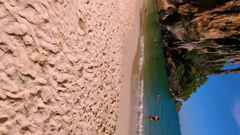 Camine-Hasta-La-Playa-Railay,-Cuya-Belleza-Es-Como-El-Cielo-En-Krabi,-Tailandia_tiro-Vertical