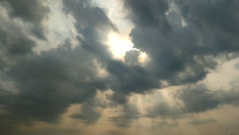 Por-La-Mañana,-Nubes-Negras-De-Fantasía-Cubrieron-El-Sol-Y-Los-Rayos-Amarillos-Del-Sol-Se-Interpusieron-Entre-Las-Nubes