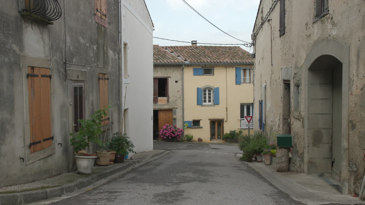 Una strada tranquilla in una piccola città a Routier, nel sud della Francia, in una giornata nuvolosa.