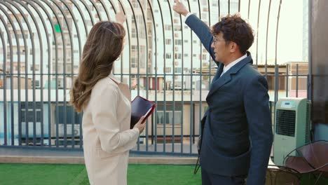 성공한 아시아 사업가 부동산 투자 협상