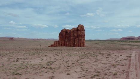 hermosa formación rocosa natural en rock point, reserva navajo, arizona - enfoque aéreo