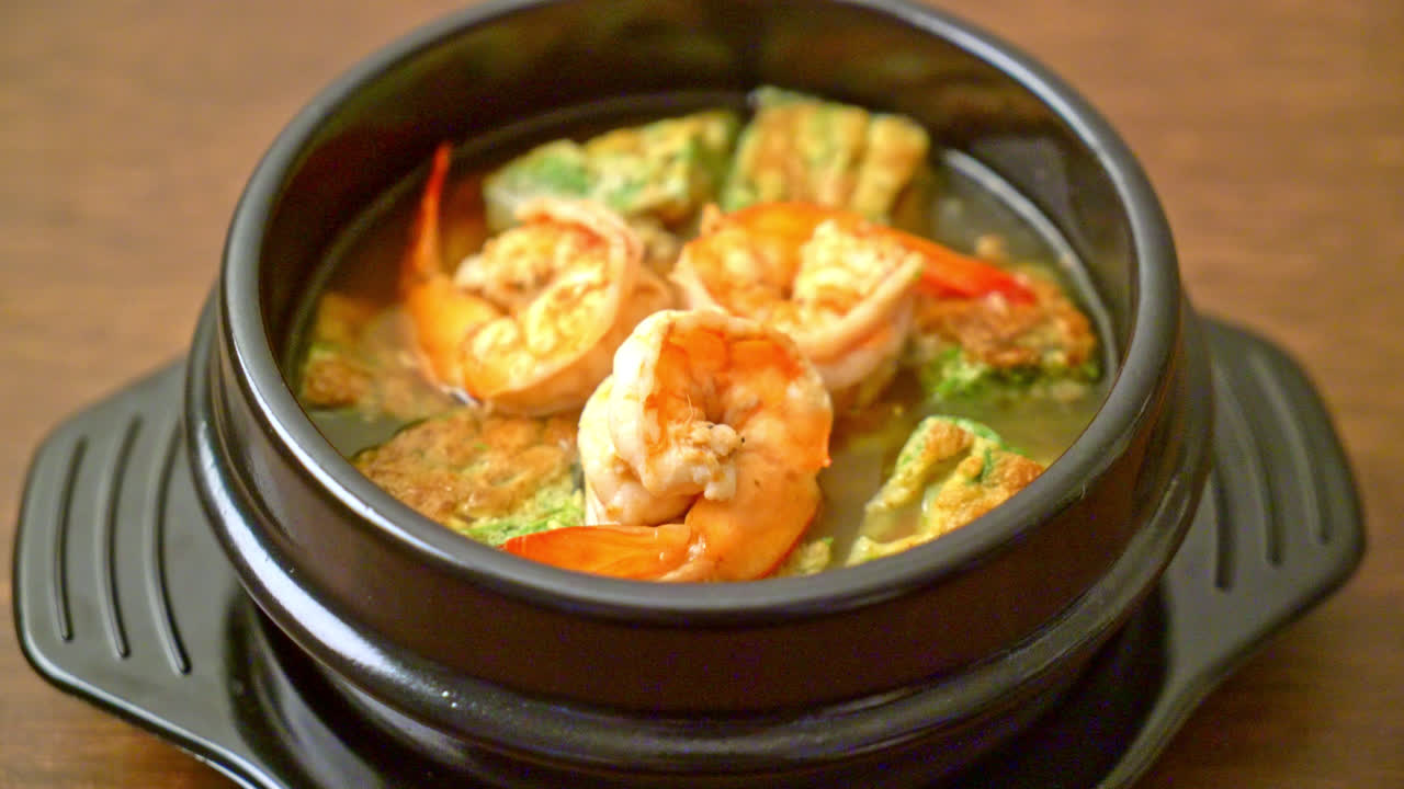 새우와 야채 오믈렛을 곁들인 타마린드 페이스트로 만든 신 수프 - 아시아 음식 스타일