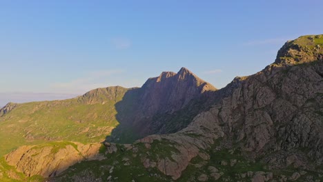 Filmischer-Flug-An-Einem-Klaren-Frühlingsmorgen-über-Den-Mount-Snowden-Und-Die-Gebirgszüge-Entlang-Des-Snowdonia-Nationalparks-In-Wales