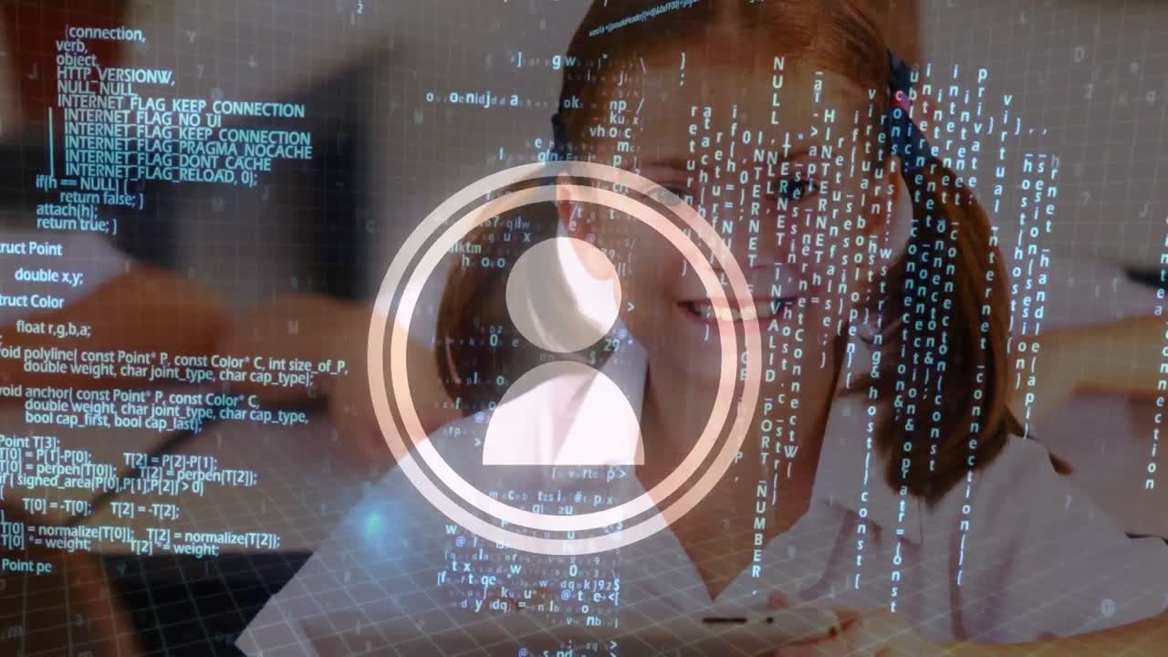animación del procesamiento de datos sobre una niña caucásica sonriendo mientras usa una tableta digital en la escuela