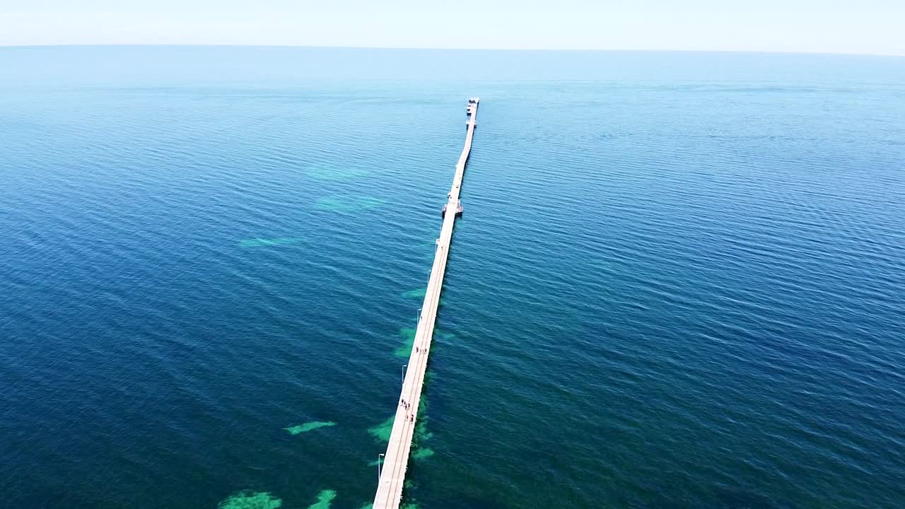 공중 - 웨스턴오스트레일리아 바다로 뻗어 있는 부두의 드론 샷