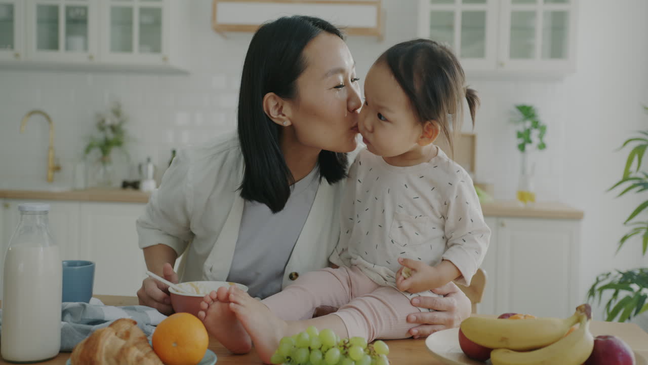 母親和女兒享受早餐