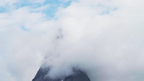 Pico-De-La-Montaña-Stetinden-Cubierto-De-Nubes-Durante-El-Día-En-Noruega