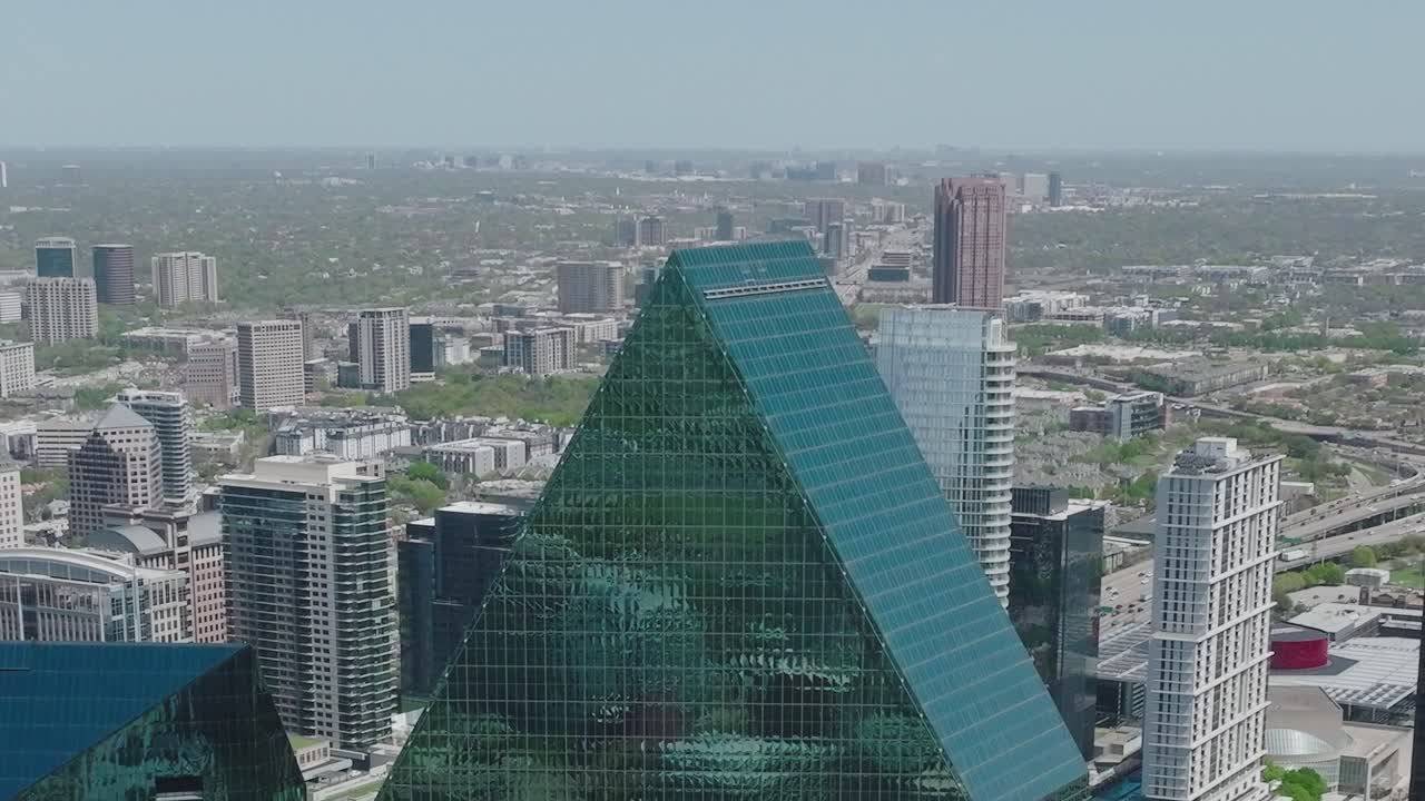 Vista dos edifícios do centro de Dallas de cima, mostrando a arquitetura moderna