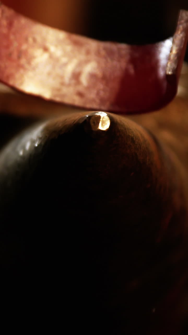 primer plano de un herrero trabajando en una barra de hierro