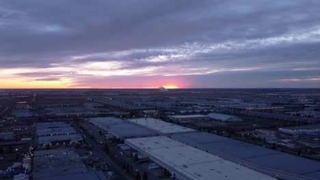 el amanecer sobre el área industrial de calgary desde una perspectiva aérea