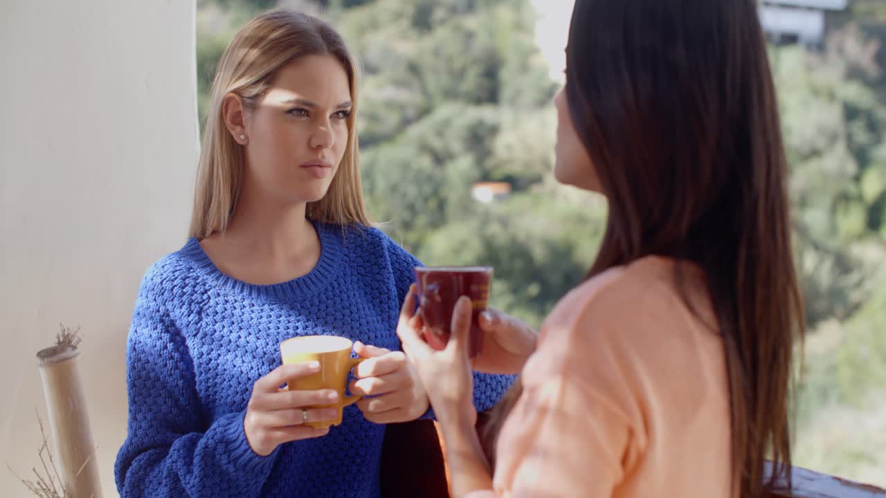 dos mujeres teniendo una charla amistosa