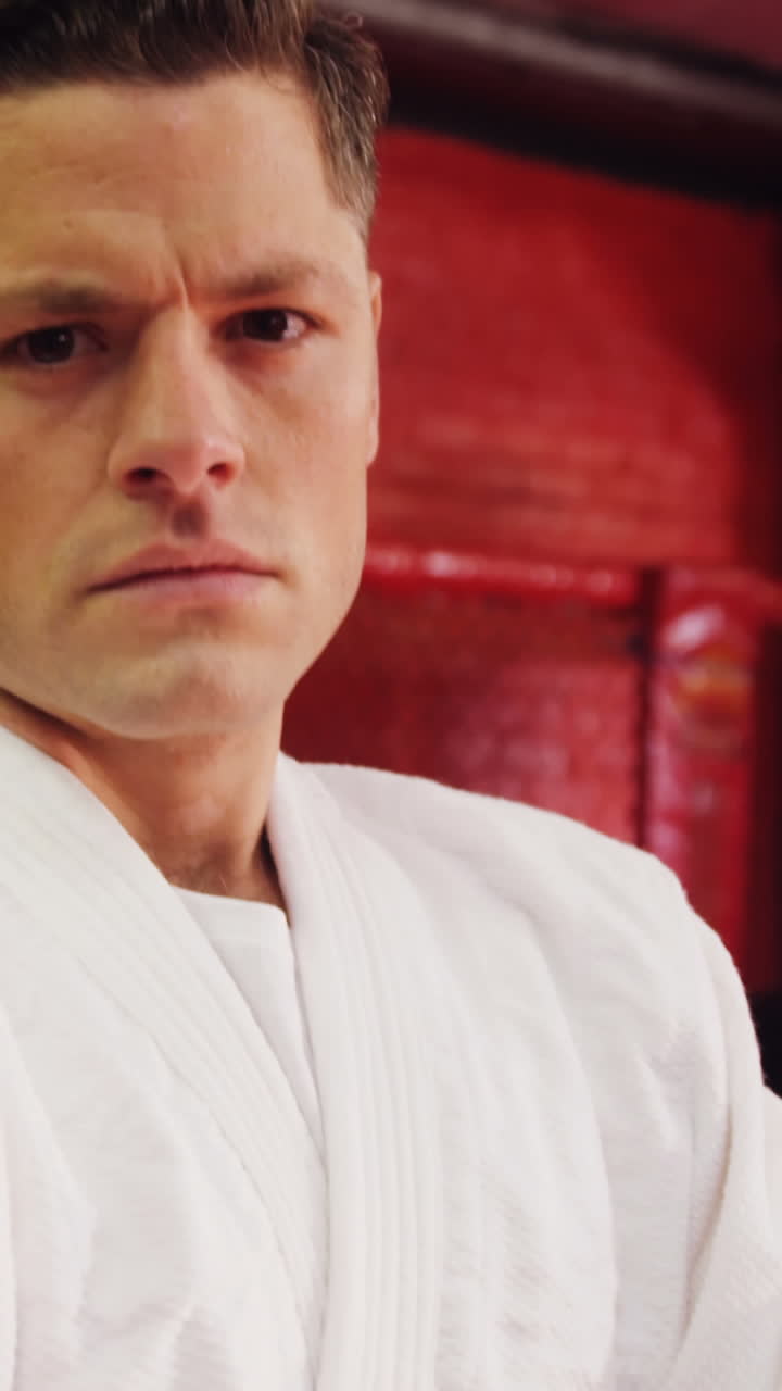 팔 을 고 서 있는 남자 의 초상화