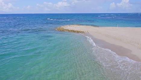 Drohne-Fliegt-über-Das-Kristallklare-Wasser-Von-Playa-Dorada-Oder-Golden-Beach,-Puerto-Plata-In-Der-Dominikanischen-Republik