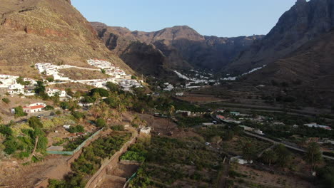 fantastica toma aerea recorriendo el valle de agaete y las casas que se encuentran