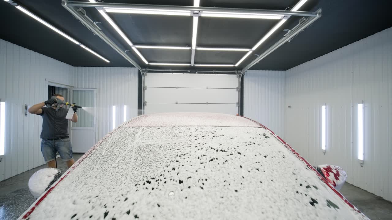 자동차 세탁: 거품과 고압 물로 청소.