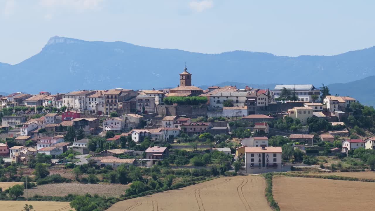 Veduta panoramica di un tradizionale paese europeo su un fianco di collina.