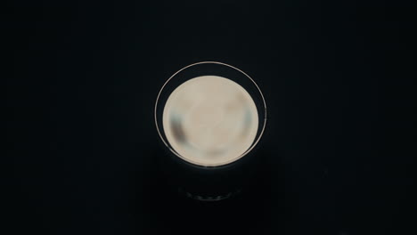 un vaso de agua está de pie en la mesa