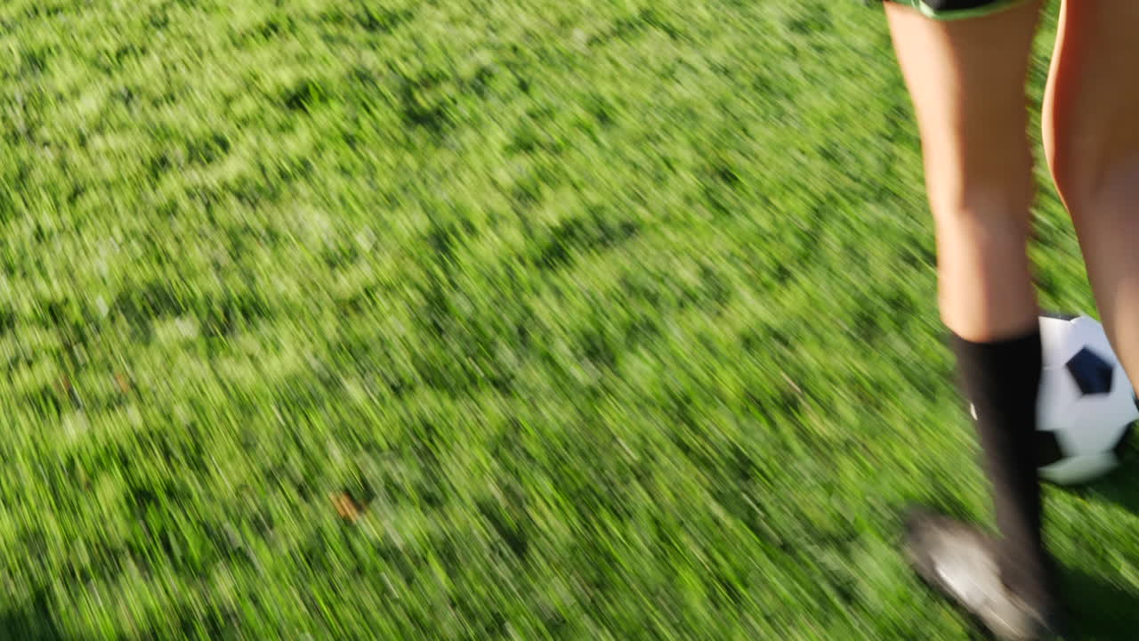 여자 축구 선수가 토너먼트 경기에서 골을 넣고 골을 넣기 위해 축구장을 뛰어다닌다