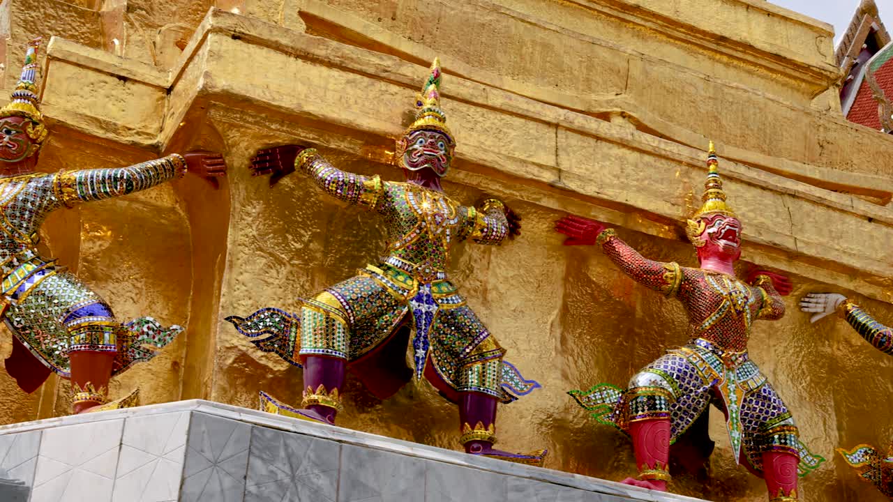 estatuas coloridas que apoyan la estructura del templo en bangkok