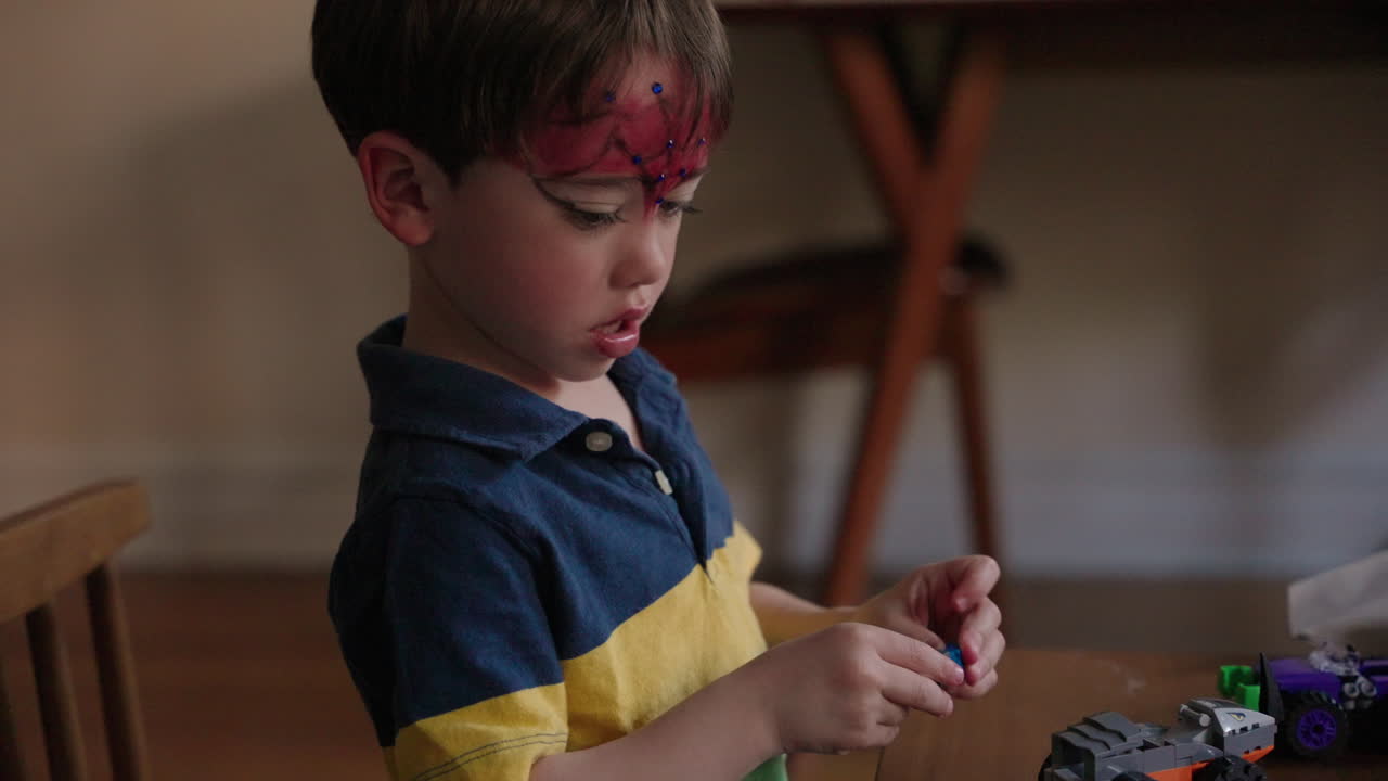 Vídeo en primer plano de un niño adorable divirtiéndose, pintándose el dedo