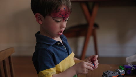 video de cerca de un lindo niño divirtiéndose, pintándose el dedo