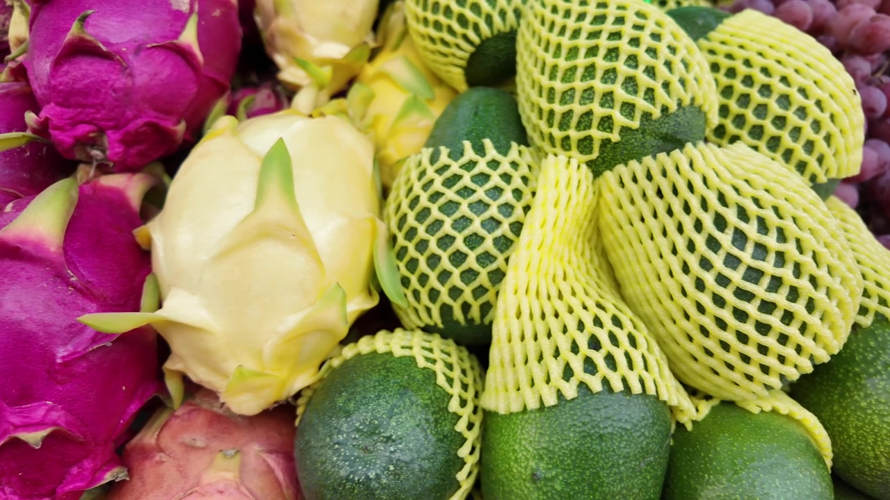 Avocado freschi e frutto del drago esposti al mercato