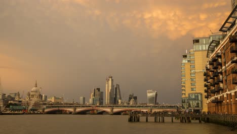 Dramatischer-Sonnenuntergang-Im-Stadtbild-Im-Zeitraffer-In-London