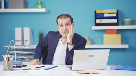 un hombre de negocios pensante mirando a la cámara.