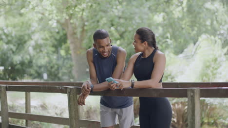 Zwei-Sportler-Nutzen-Ein-Telefon,-Um-Ihre-Gesundheit-Zu-überwachen