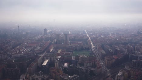 Symmetrische-Mailand-Antenne.-Leichter-Nebel-über-Der-Stadt
