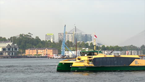 Zwei-Große-Fähren-Fahren-Im-Hafen-Von-Sydney,-Australien,-Vorbei