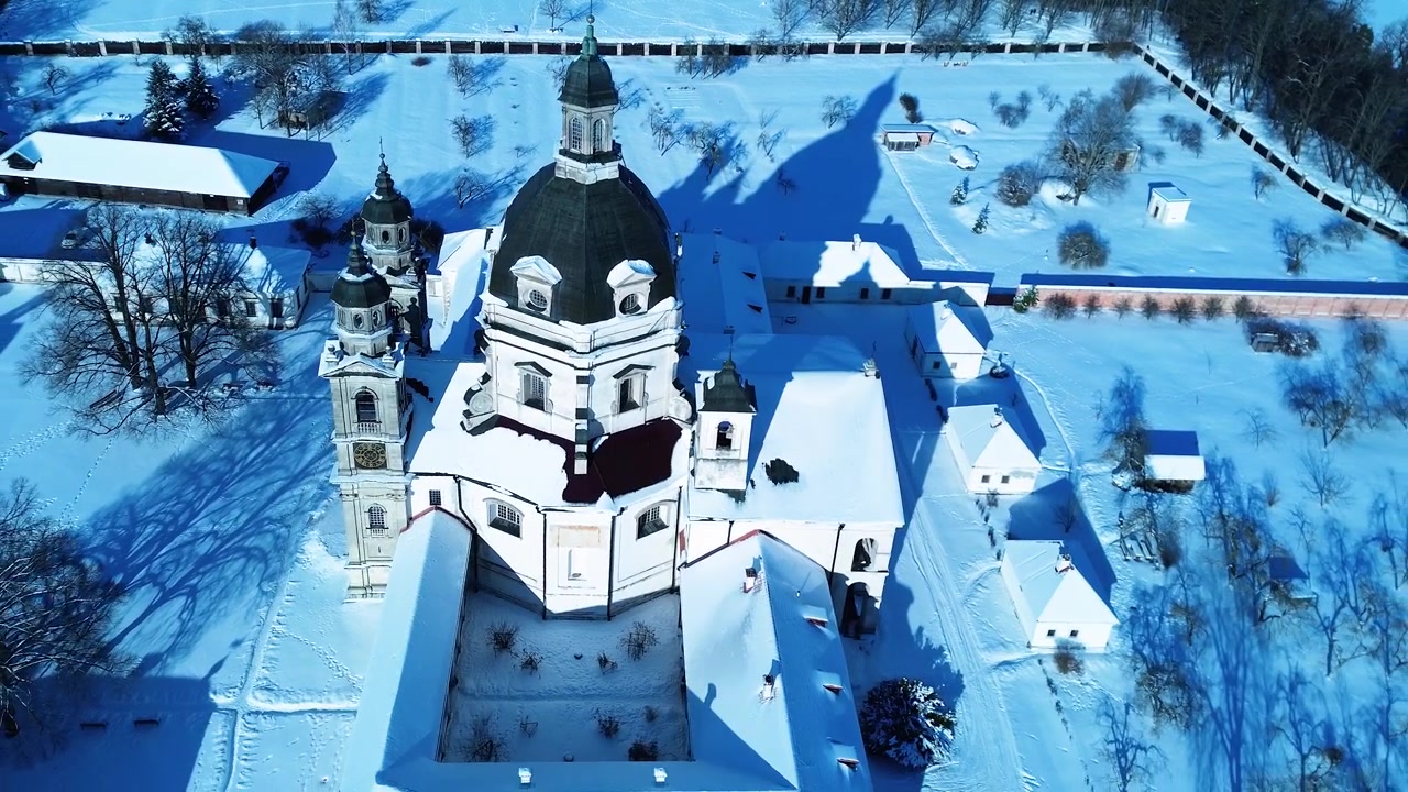 Letecký pohled na klášter Pažaislis pokrytý sněhem v zimě v Litvě.