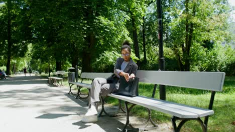 una mujer de negocios relajándose en un parque.